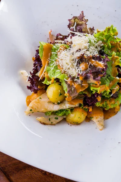 Salade Avec Calmar Fromage Pommes Terre Endive Roquette Dans Une — Photo