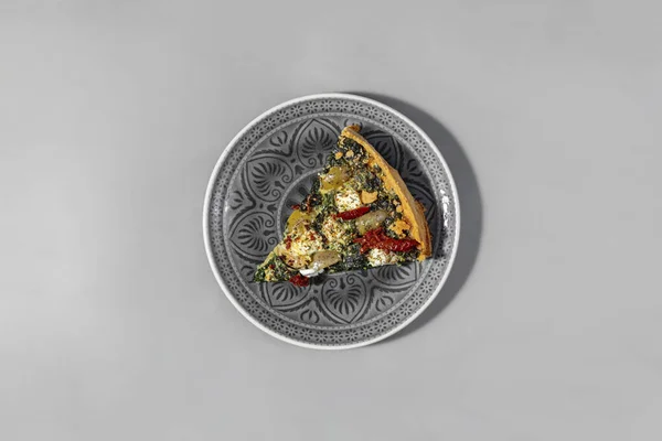 Öppna Quiche Lauren Med Fetaost Soltorkade Tomater Sparris Broccoli Och — Stockfoto