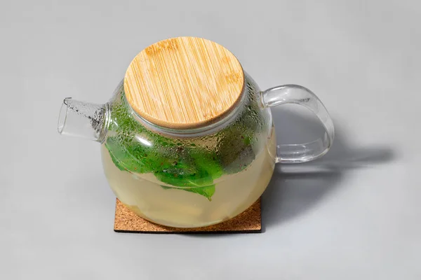 Nane Limonlu Zencefil Çayı Şeffaf Bir Çaydanlıkta Ahşap Kapaklı Çkili — Stok fotoğraf