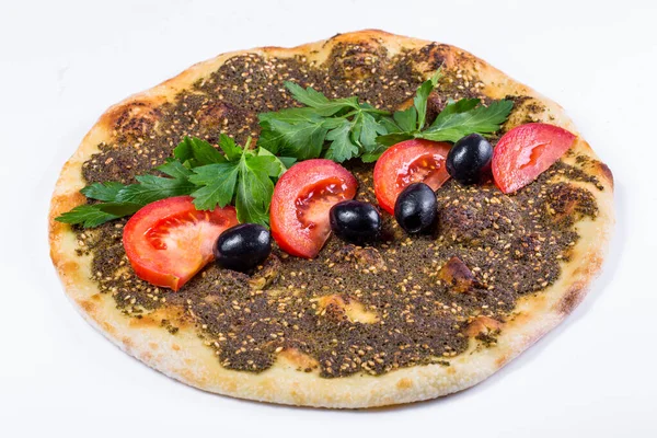 Lahana maydanozlu, domatesli ve zeytinli soyulmuş beyaz arka planda.