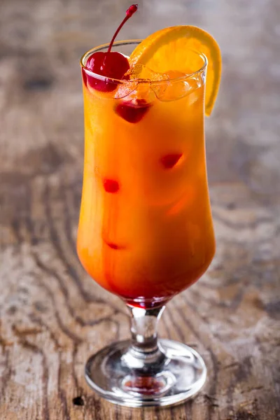 Cocktail Mit Eis Orange Und Kirsche Glas Auf Einem Holztisch — Stockfoto