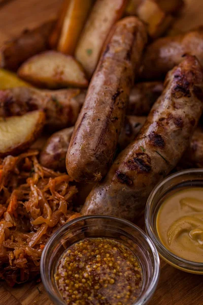 Gegrillte Schweinswürste Mit Bratkartoffeln Krautkompott Soßen Grüne Zwiebeln Salat Toast — Stockfoto