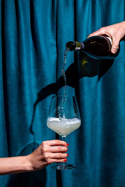Two People Pouring Champagne Glass Background Blue Curtain — Foto de Stock