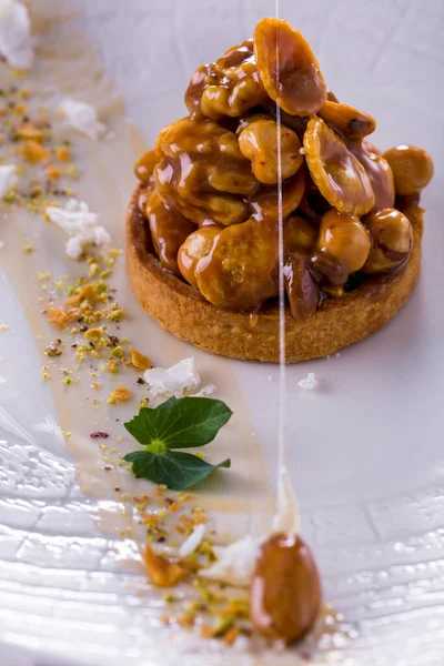 Dessert Tart Nuts Caramel White Plate Vertical Orientation — Stok fotoğraf