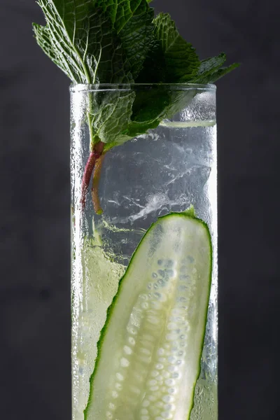 Cocktail Cucumber Ice Mint Lime Glass Concrete Table — Stockfoto
