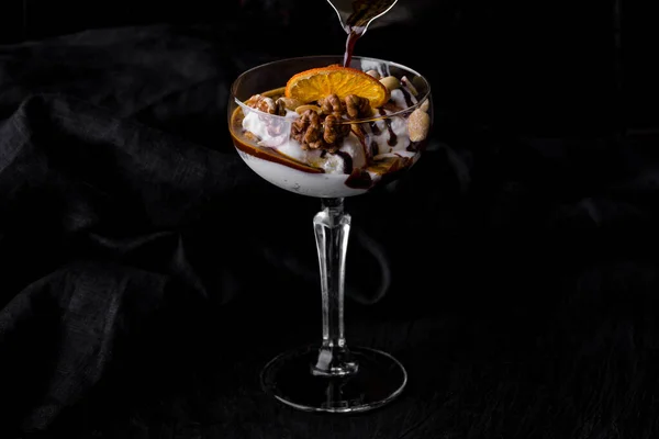 Caffè Con Salsa Arancia Secca Noce Gelato Cioccolato Bicchiere Che — Foto Stock