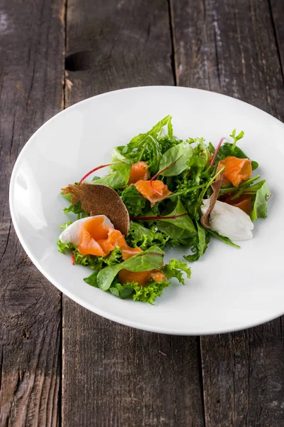 Salade Met Boter Zalm Andijvie Brood Basilicum Arugula Een Bord — Stockfoto