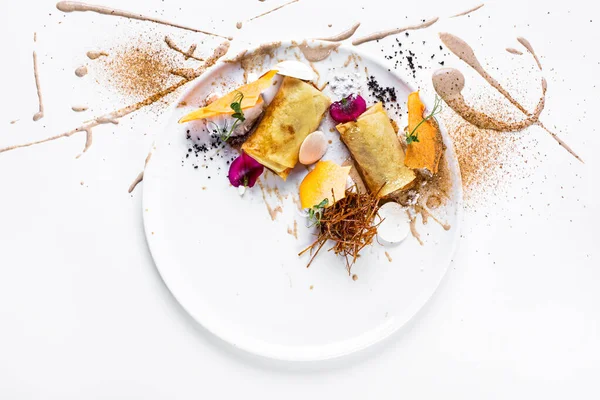 Spring Rolls Dry Apples Flower Petals Sauce Meringue Ice Cream — Zdjęcie stockowe