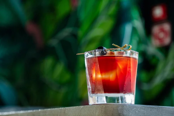 Ein Cocktail Mit Eis Und Einer Olive Auf Einem Spieß — Stockfoto