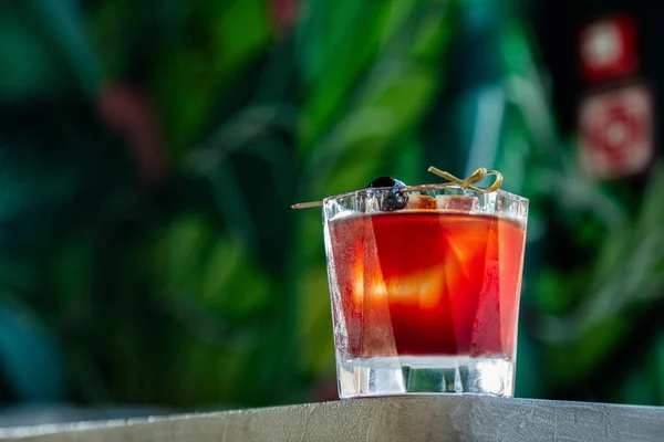 Cocktail Con Ghiaccio Oliva Uno Spiedo Bicchiere Che Staglia Sul — Foto Stock