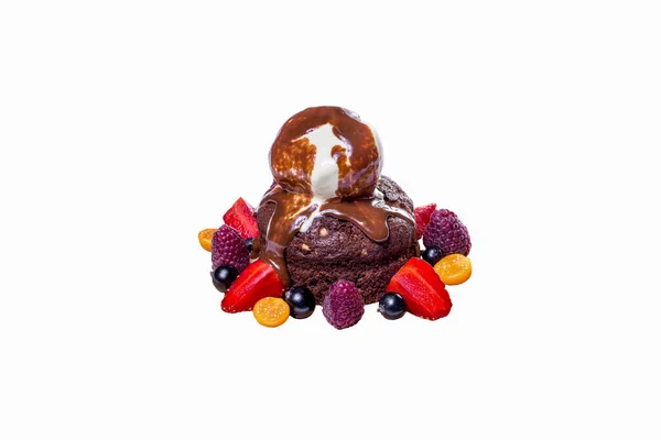 Fudge Mit Physalis Erdbeeren Himbeeren Eine Kugel Eis Mit Schokolade — Stockfoto