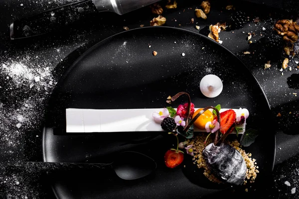 Black Table Blackberries Kumquat Meringues Powdered Sugar Knife Walnuts Ice — Stockfoto