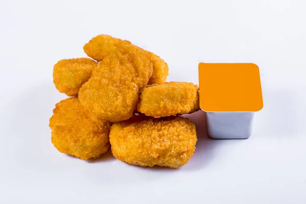 Chicken Nuggets Gestapelt Mit Soße Einem Plastikbehälter Auf Weißem Hintergrund — Stockfoto