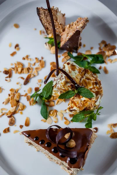 Çikolata Kaplı Naneli Karamelli Fındıklı Çikolatalı Kremalı Bir Dilim Pasta — Stok fotoğraf
