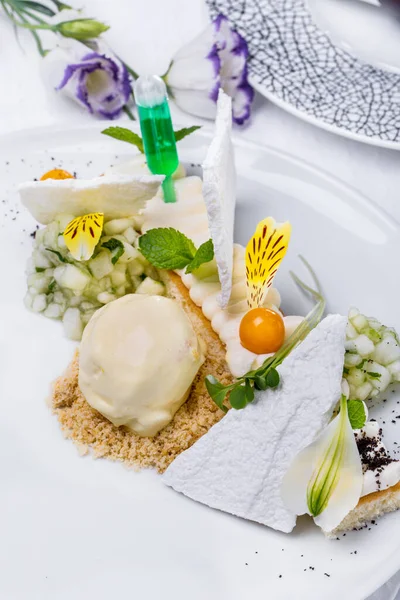 Dolce Dessert Con Petali Fiori Patatine Bianche Paletta Gelato Menta — Foto Stock