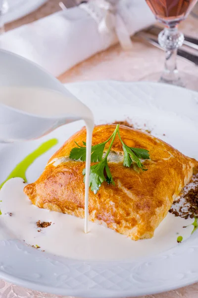 Pie Dengan Salmon Peterseli Dan Saus Putih Piring Putih Dengan — Stok Foto