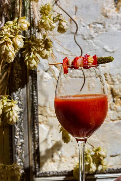 Tomatensap Een Glas Vastgehouden Door Hand Van Een Man Met — Stockfoto