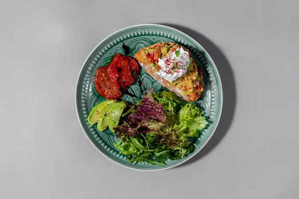 Bruschetta Pohankového Chleba Avokádovým Pyré Rajčaty Vařené Vejce Posypané Mletou — Stock fotografie
