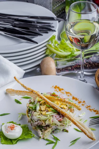 Salad Meat Bread Sticks Onions Boiled Egg Arugula Salad Plate — Stockfoto