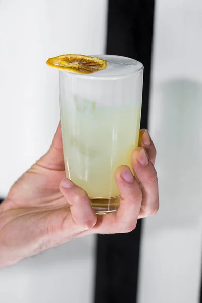 Cocktail Met Gedroogde Sinaasappel Schuim Een Glas Gehouden Door Een — Stockfoto