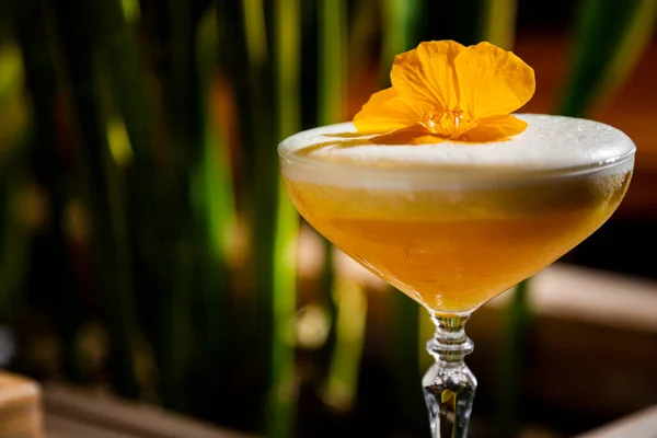 Cocktail Con Succo Arancia Schiuma Petali Fiori Piedi Una Scatola — Foto Stock