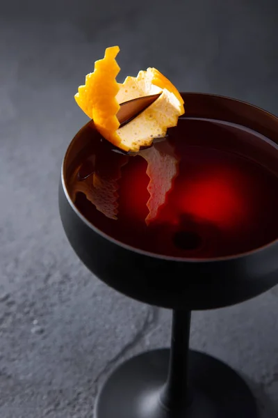 Cocktail Mit Orangenschale Glas Auf Einem Betontisch — Stockfoto