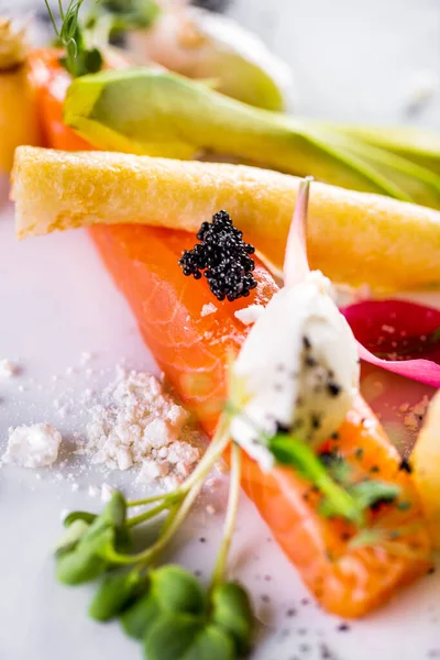 Zalmsteak Met Jonge Scheuten Van Groene Erwten Mungbonensalade Bloemblaadjes Saus — Stockfoto