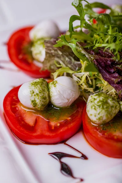 Kleine Mozzarella Bolletjes Met Gesneden Tomaten Pestosaus Salademix Bovenop Het — Stockfoto
