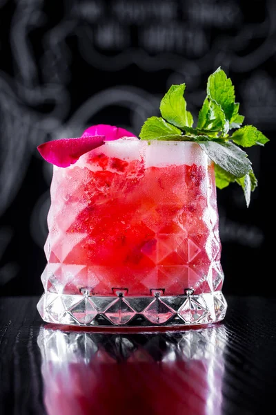 Cocktail Ice Flower Petals Mint Strawberries Powdered Sugar Glass Stands — Foto Stock