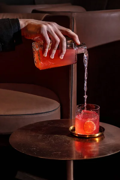 Man Pouring Cocktail Ice Lime Glass Stands Chair — Stock Fotó