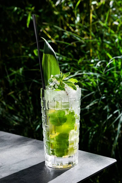 Cocktail Ice Mint Banana Leaf Straw Standing Table Background Greenery — Stockfoto