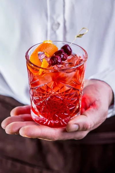 Cocktail Con Ghiaccio Ciliegie Uno Spiedo Una Buccia Arancia Bicchiere — Foto Stock