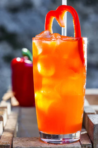 Cocktail Ice Sweet Pepper Straw Glass Which Stands Wooden Table — Foto Stock