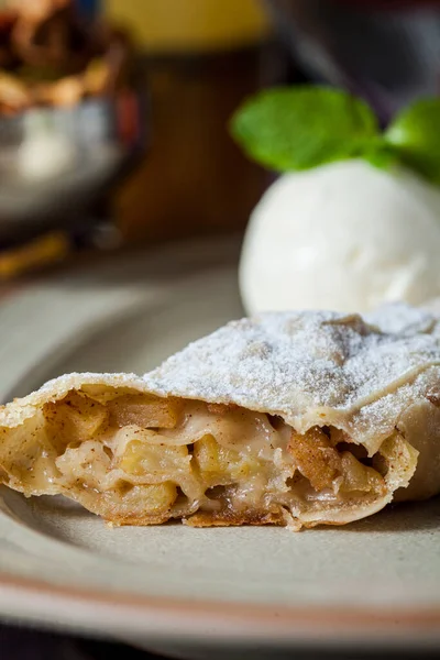 Strudel Mit Äpfeln Rosinen Zimt Puderzucker Und Walnüssen Einem Dünnen — Stockfoto