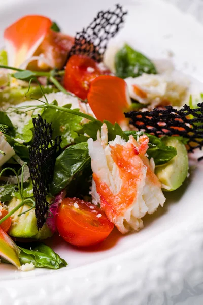 Salade Met Krab Erwtenspruitjes Tomaten Sla Kant Chips Peterselie Kaas — Stockfoto