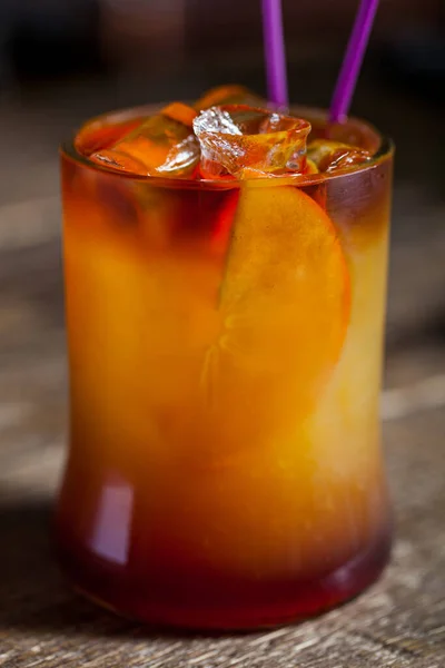 Cocktail Mit Eis Obst Und Einem Strohhalm Glas Auf Einem — Stockfoto