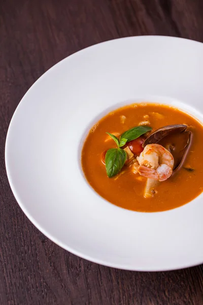 Karides, midye, fesleğen ve domatesli Zarzuela çorbası.