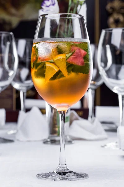 Ein Langstieliges Glas Weißweinsangria Orangenscheiben Arjus Minze Und Eis Das — Stockfoto