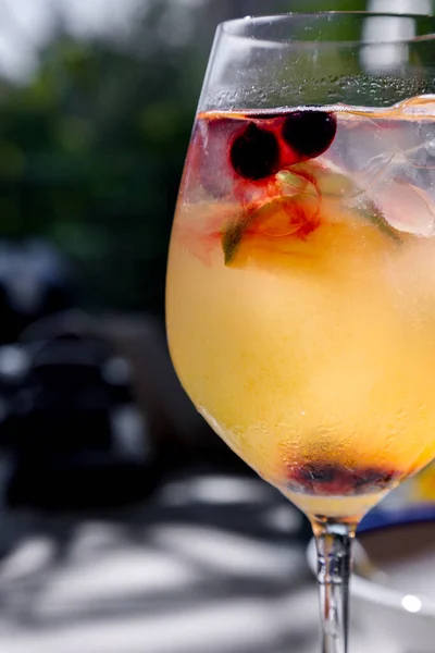 Cocktail Mit Eis Limetten Und Johannisbeeren Glas Auf Dem Tisch — Stockfoto