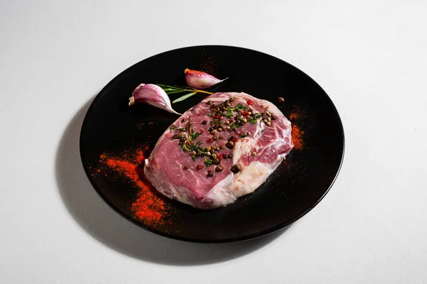 Raw Pork Meat Peppercorns Paprika Salt Rosemary Thyme Garlic Plate — Stock Photo, Image