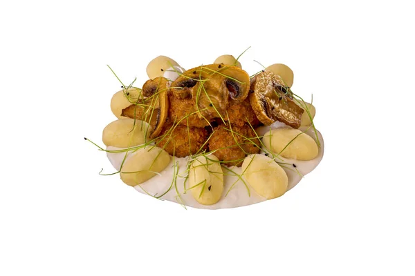 Kartoffelgnocchi Mit Süßkartoffelpüree Und Hühnerkroketten Darüber Gebratene Champignons Und Mikrogrüne — Stockfoto