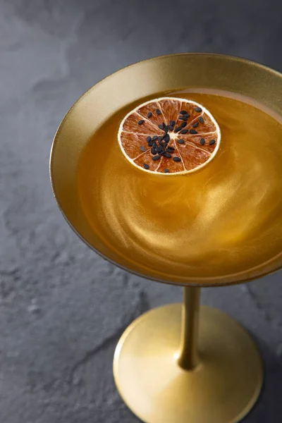 Cocktail Dried Lime Sesame Seeds Golden Glass Concrete Table — Foto de Stock