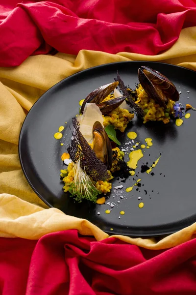 Spanish Paella Mussels Microgreen Onion Sprouts Curry Sauce Caramel Chips — Foto de Stock