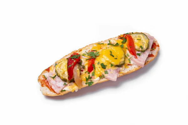 ソーセージとパン パセリ チーズ キュウリ マヨネーズ ホワイトプレート上のケチャップとトマト クローズアップ 水平方向 — ストック写真