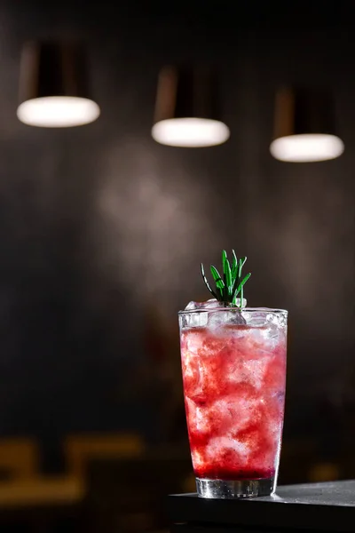 Ein Cocktail Mit Sirup Eis Und Rosmarin Einem Glas Das — Stockfoto