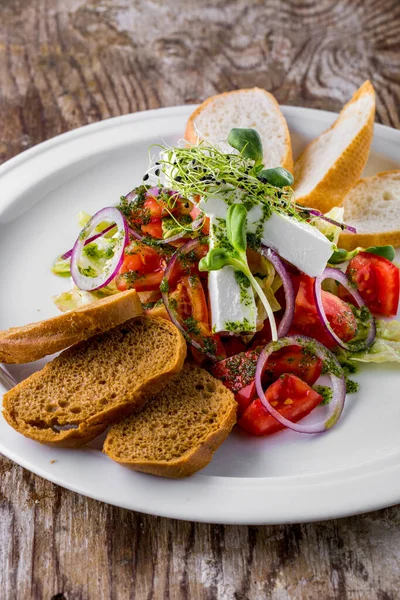Salat Mit Zwiebeln Tomaten Käse Salat Pesto Mungobohnensalat Jungen Triebe — Stockfoto