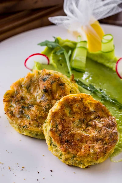 Fish Cakes Chopped Parsley Pea Puree Mashed Peas Covered Arugula — Stok fotoğraf