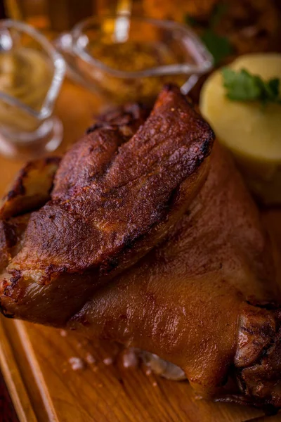 Schweinshaxe Auf Einem Holzbrett Mit Senf Salat Und Kartoffelpüree — Stockfoto