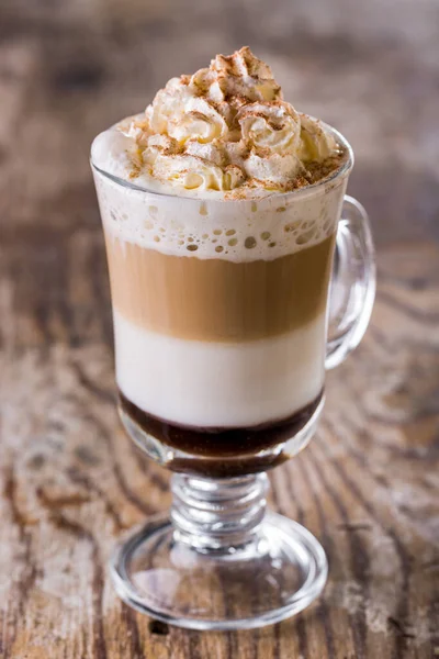 Café Irlandés Con Crema Batida Cacao Polvo Jarabe Chocolate Whisky — Foto de Stock