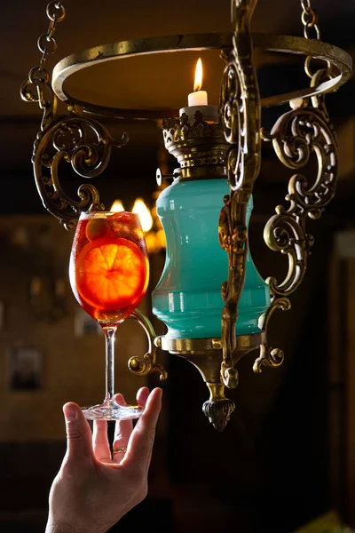 Cocktail Orange Olives Ice Hand Background Burning Gas Lamp — Foto de Stock